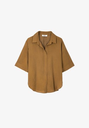 Camisa de manga corta con cuello en un tono marrón cálido, hecha de material ligero, con un cierre de botones en la parte delantera y un dobladillo redondeado.