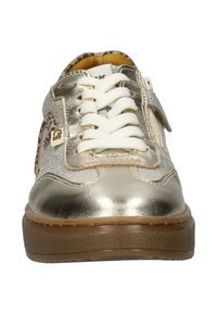 Gouden metallic sneakers met witte veters en een gestructureerde afwerking. Beschikt over een luipaardprintaccent aan de zijkant en een stevige, bruine rubberen zool.