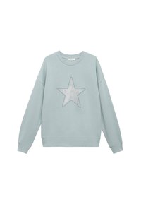 Svetlo modra pulover s krožnim ovratnikom, dolgimi rokavi, z obliko srebrne zvezde, ki je obrobljena z drgnjenjem na sprednji strani.