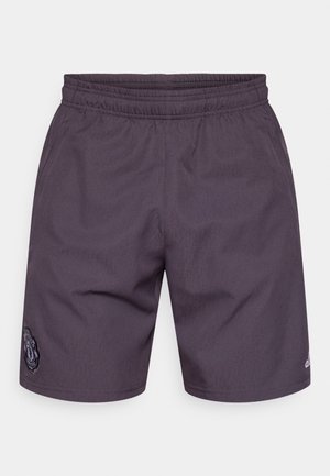 Σκούρα γκρι αθλητικό σορτς με ελαστική μέση, διακοσμημένο με λογότυπο στο αριστερό μέρος και με απαλή, ελαφριά υφή υφάσματος.