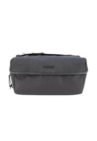Bolsa de viaje de nylon negra con una forma rectangular elegante, que cuenta con un cierre de cremallera y una marca sutil en la parte frontal. Superficie texturizada.