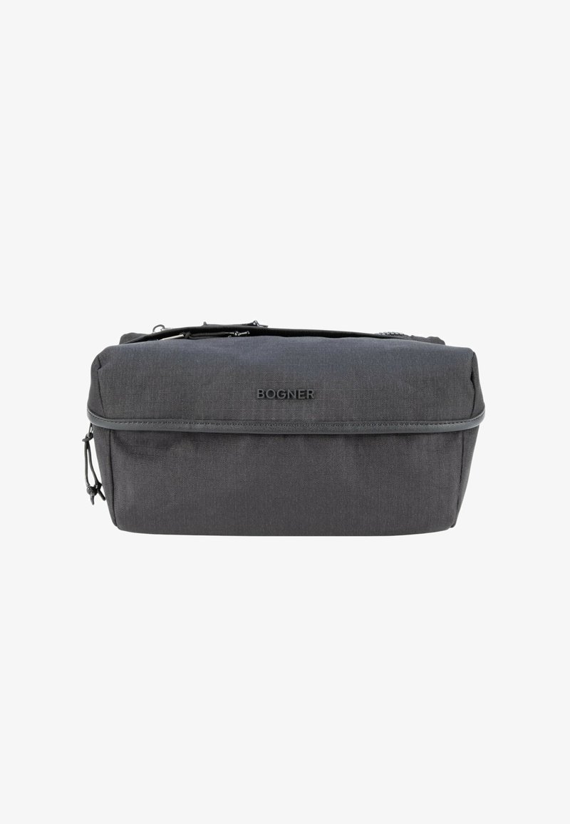 Bolsa de viaje de nylon negra con una forma rectangular elegante, que cuenta con un cierre de cremallera y una marca sutil en la parte frontal. Superficie texturizada.
