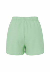 Pantalones cortos casuales de color verde claro con una cintura elástica y un corte holgado, mostrados desde el frente sobre un fondo blanco.
