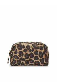 Cosmetica pouch met luipaardprint in tan en bruin, voorzien van een ritssluiting en glanzende hardware; rechthoekige vorm met een gladde, gestructureerde stof.