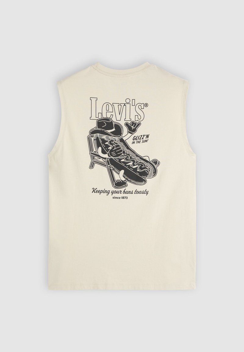 Débardeur beige avec un motif noir représentant un hot-dog allongé portant un chapeau de cowboy, tenant un verre, avec le texte « Levi's » et des slogans.
