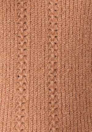 Gros plan sur un tissu tricoté marron doux et duveteux avec des motifs verticaux en côtes et en dentelle.