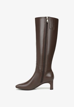 Botte en cuir marron, haute jusqu'au genou, avec un bout pointu et un talon modéré, dotée d'une fermeture éclair sur le côté pour un enfilage facile et d'une texture lisse.
