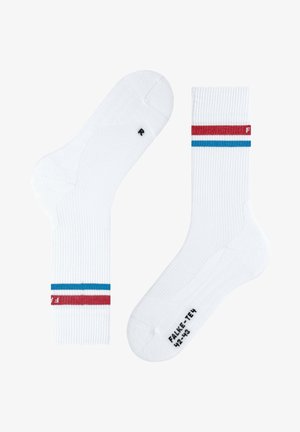 Chaussettes blanches jusqu'à la cheville avec une texture côtelée et une bande colorée affichant des rayures bleues et rouges. Comprend le logo "F" et les indications de taille sur la semelle.