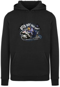 Melna kapuce ar grafisku dizainu, kurā redzams tēls uz motocikla ar tekstu "IEKLAIDIES! VECĀS DRAUGS!!!" dzīvās krāsās.