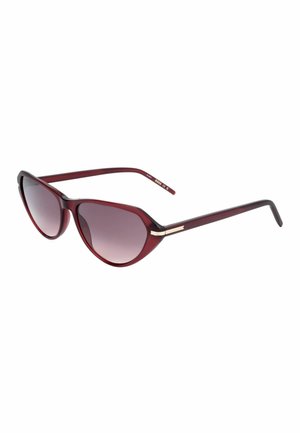 Occhiali da sole stile cat-eye con lenti sfumate scure e montature rosso scuro traslucide con piccolo dettaglio dorato sulle asticelle.