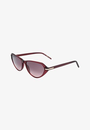 Occhiali da sole stile cat-eye con lenti sfumate scure e montature rosso scuro traslucide con piccolo dettaglio dorato sulle asticelle.