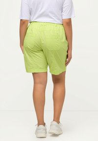 Ulla Popken BERMUDA STYLE POCHES CEINTURE CONFORTABLE - Shortsit - light green