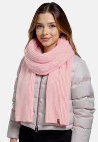 Bufanda de punto acanalado en rosa claro, envuelta alrededor del cuello, con una textura suave. Tiene forma rectangular y complementa una chaqueta acolchada.