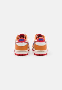 Nike Sportswear DUNK LOW - Sapatilhas - sail/game royal/university red/hot curry