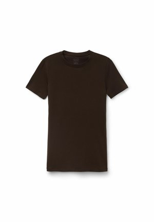 Camiseta de manga corta de cuello redondo, color marrón oscuro, extendida sobre un fondo blanco, mostrando el lado frontal sin patrones ni logotipos visibles.