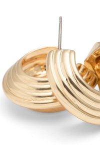 Boucles d'oreilles en forme de houppe en ton doré avec un design rainuré et une fermeture à tige en métal. Surface réfléchissante avec une texture lisse et une forme superposée.