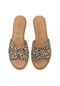 Sandalias de deslizamiento con estampado de leopardo y correas cruzadas en tejido suave, con una plantilla de imitación de cuero marrón y suela texturizada.