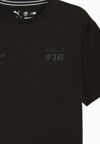 Svart bomulls t-shirt med rundad halsringning, korta ärmar och grafiska tryck som inkluderar "#18" och "BMW ART CAR BY CAO FEI" i teal.