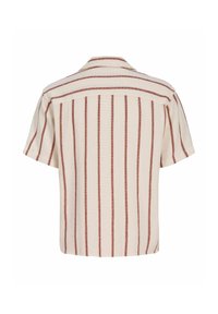 Chemise beige à manches courtes avec des rayures verticales couleur rouille et une bande horizontale sur le haut du dos et les manches.
