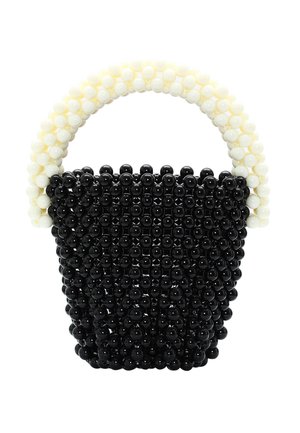 Borsa a tracolla nera decorata con perline, con un manico arrotondato bianco in perline, caratterizzata da una forma strutturata e una texture liscia e lucida.