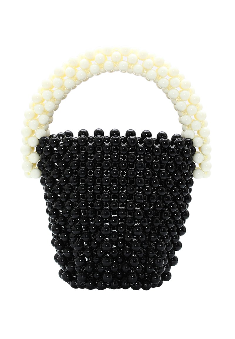 Geantă din perle negre cu un mâner rotund din perle albe, având o formă bine definită și o textură netedă, lucioasă.