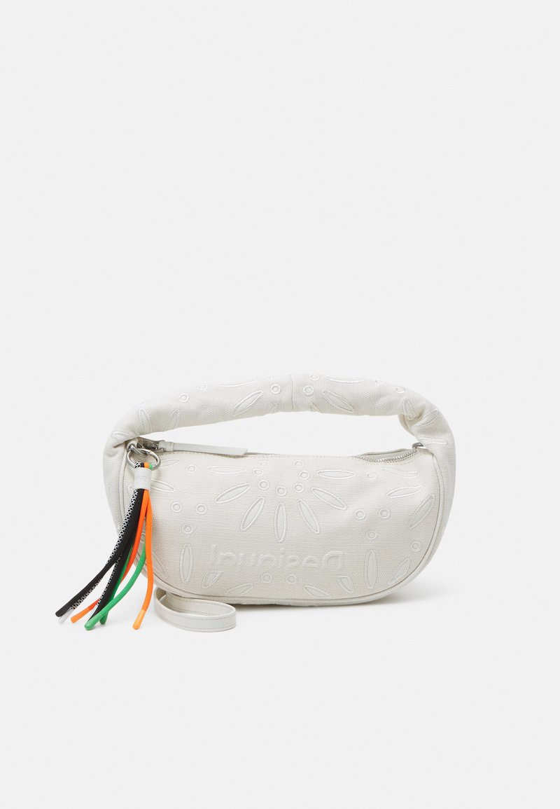 Sac à main blanc de forme arrondie, en matériau texturé, avec un motif floral en relief et des pompons colorés aux accents noirs, orange et verts.
