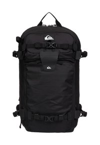Czarny plecak outdoorowy z teksturowaną tkaniną, regulowanymi paskami, wieloma klamrami oraz górnym uchwytem; z logo na przodzie.