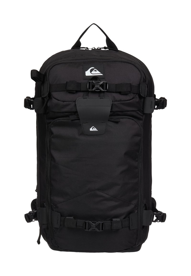 Czarny plecak outdoorowy z teksturowaną tkaniną, regulowanymi paskami, wieloma klamrami oraz górnym uchwytem; z logo na przodzie.