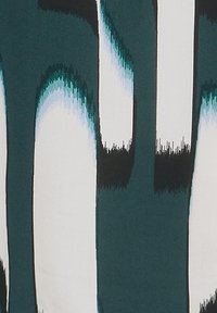Tessuto a fantasia con onde curve in verde scuro e teal su uno sfondo bianco, con tonalità variabili che creano un effetto texture.