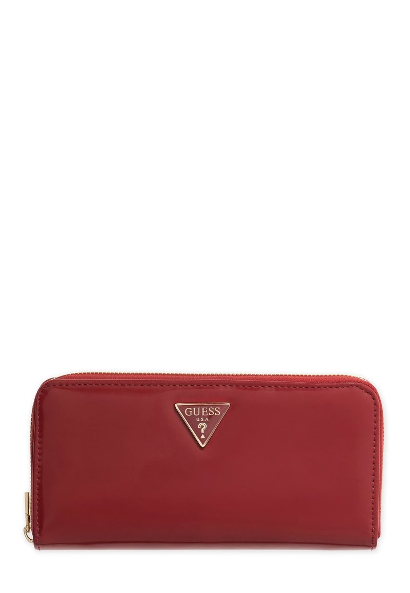 Portafoglio in pelle verniciata rossa con un logo triangolare dorato. Presenta una chiusura con zip e un design elegante, mettendo in mostra una superficie e una finitura lisce.