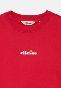 Felpa rossa con collo a girocollo, con logo bianco "ellesse" e un design a mezzaluna arancio-rossa centrato sotto il colletto.