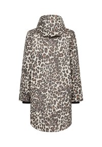 Luipaardprint regenjas met een capuchon, met een beige achtergrond en donkere bruin, zwart en roestkleurige vlekken. Losse pasvorm en lange mouwen.