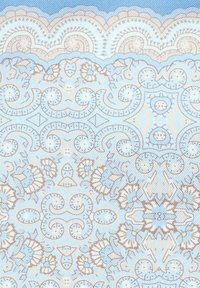 Jasnoniebieska tkanina w wzory złożonymi z skomplikowanych wirów i kwiatowych motywów w odcieniach brązu i kremu, tworząca teksturowany, warstwowy wygląd.