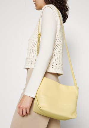 VAREDO - Across body bag - straw