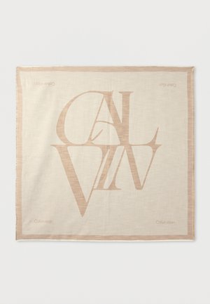Beige kvadratisk skjerf med stor overlappende "Calvin"-tekst i midten og små "Calvin Klein"-logoer i hvert hjørne.