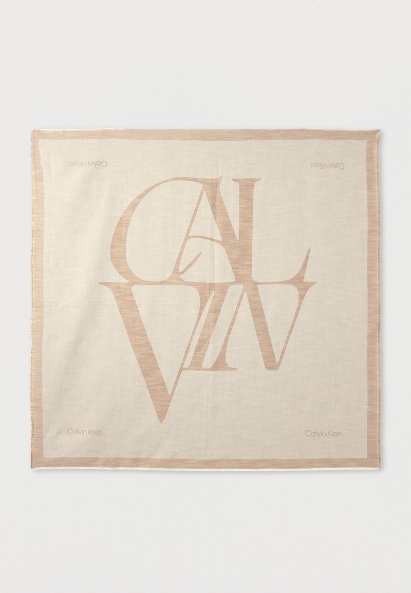 Τετράγωνο μπεζ φουλάρι με μεγάλο επικαλυπτόμενο κείμενο "Calvin" στο κέντρο και μικρά λογότυπα "Calvin Klein" σε κάθε γωνία.