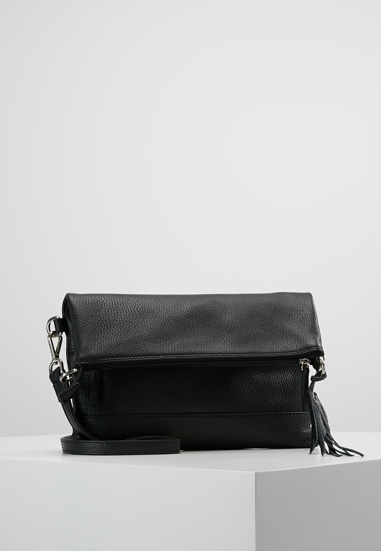 Czarna skórzana torba na ramię z ziarnistą fakturą, klapką na zatrzask, zamkiem błyskawicznym i odpinanym paskiem ozdobionym chwostem.