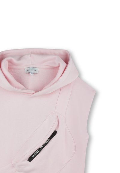 Felpa senza maniche rosa con cappuccio piegato, dotata di tasca frontale e etichetta logo nera a contrasto. Tessuto morbido con una texture liscia.