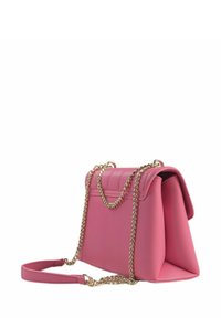 Borsa in ecopelle rosa con un design strutturato, dotata di una tracolla in catena dorata, cuciture verticali sulla parte anteriore e una tracolla rimovibile.