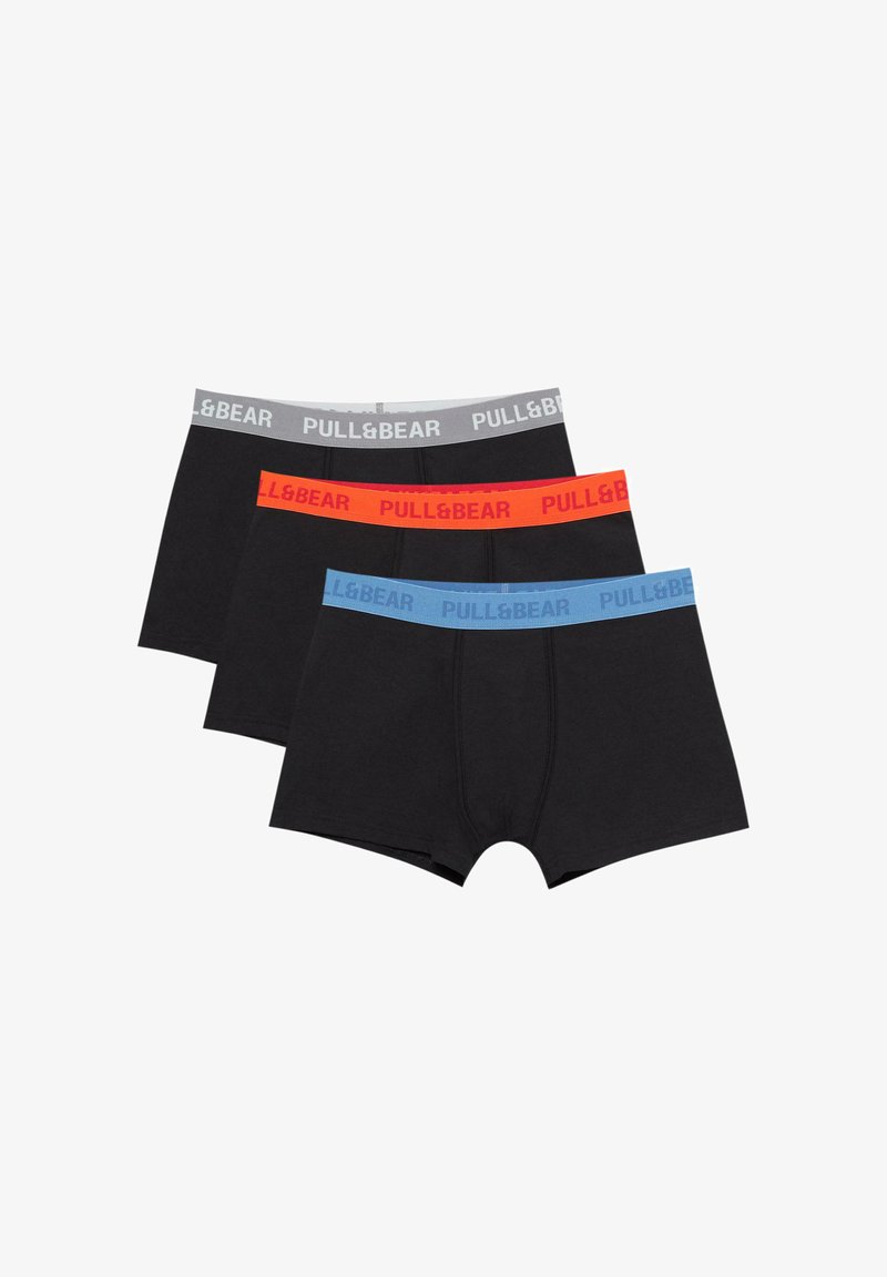 Három fekete boxeralsó elasztikus derékpánttal, amelyek szürke, narancssárga és kék színekben vannak, mindegyiken a "PULL&BEAR" logó látható a pánton.