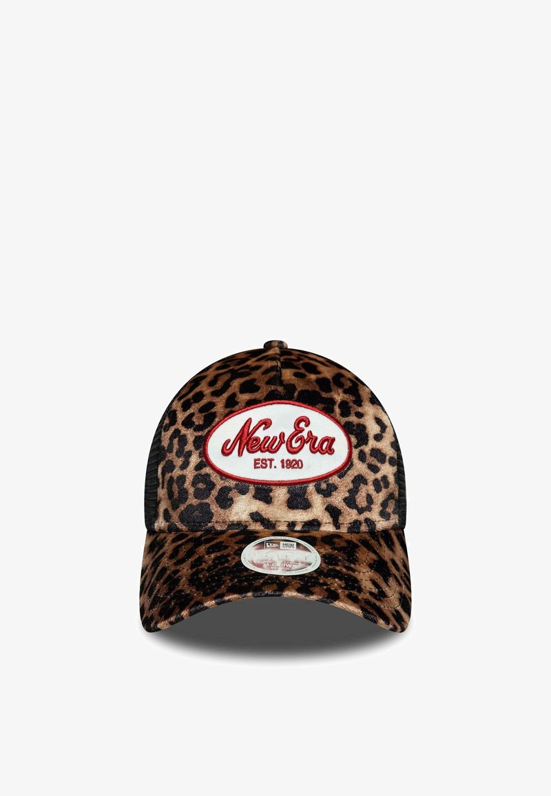 Casquette de baseball à imprimé léopard avec dos en maille, patch logo rouge "New Era EST. 1920" sur le devant, et autocollant argenté sur la visière.