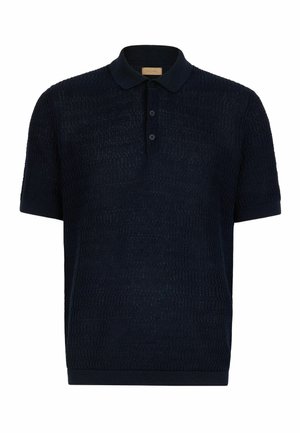 Polo manica corta blu navy scuro con motivo a maglia testurizzata, polsini e orlo a coste e patta a tre bottoni sotto il classico colletto.