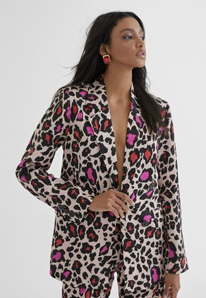 Blazer de estampado de leopardo en beige con acentos en negro, rojo y rosa. Presenta un diseño de doble botonadura y solapas con muescas, hecho de una tela suave.
