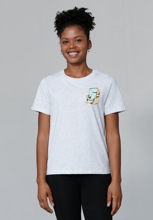 T-shirt gris à manches courtes en coton, ornée d'une illustration imprimée d'une chaise avec des rayures bleues et blanches sur la zone gauche de la poitrine.