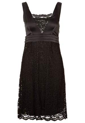 Robe noire sans manches avec un corsage en satin à décolleté en V profond et une jupe en dentelle complexe se terminant par un ourlet festonné.