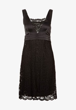 Robe noire sans manches avec un corsage en satin à décolleté en V profond et une jupe en dentelle complexe se terminant par un ourlet festonné.