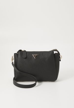 Bolso cruzado de imitación cuero negro texturizado con placa de logo dorada, cierre de cremallera y correa ajustable. Forma rectangular compacta.