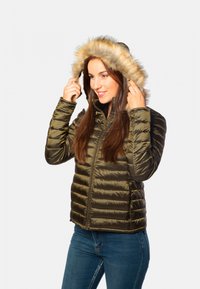 Doudoune vert olive avec un design matelassé horizontal, fermeture éclair à l'avant et une capuche en fausse fourrure amovible. Comprend des poches plates et des manches longues.