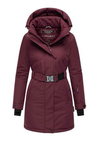 Bordeaux pufferjack met hoge kraag, cinched taille en een riem. Voorzien van ritssluitingen en zijzakken. Zachte, geïsoleerde stof.