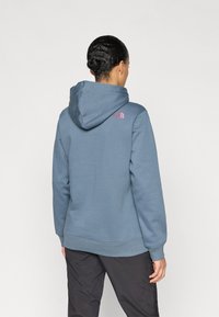 Μπλε φούτερ με κουκούλα, με ροζ λογότυπο στην πλάτη. Κατασκευασμένο από μαλακό ύφασμα, διαθέτει ριμπ μανσέτες και άνετη εφαρμογή.